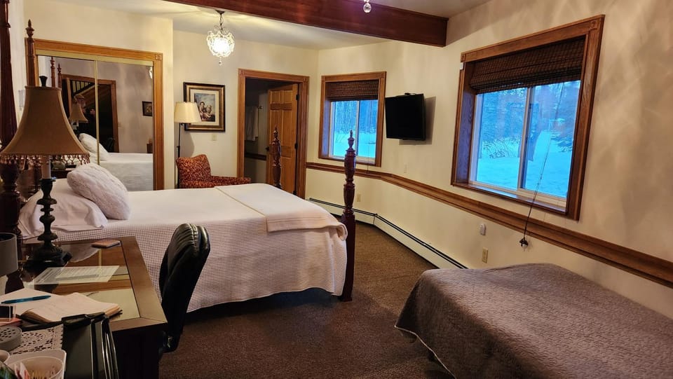 Photo of the whole room, Bedroom