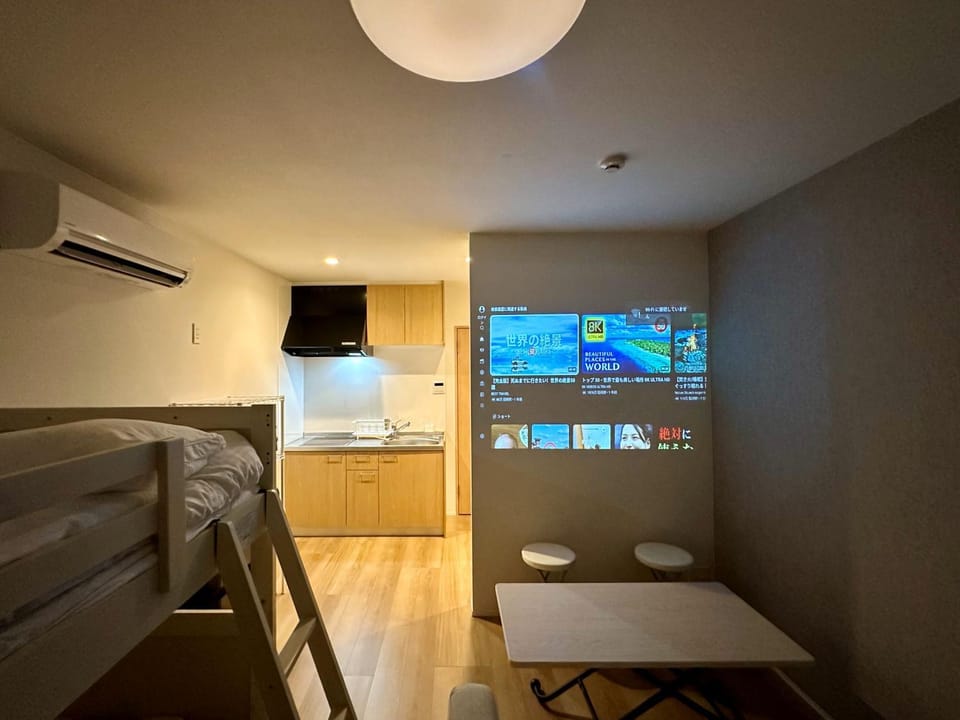 Bed, TV and multimedia, Bedroom