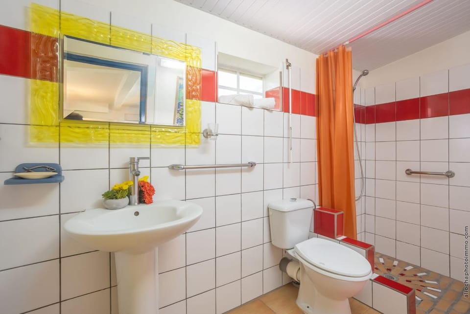 Shower, Toilet, Bathroom, towels