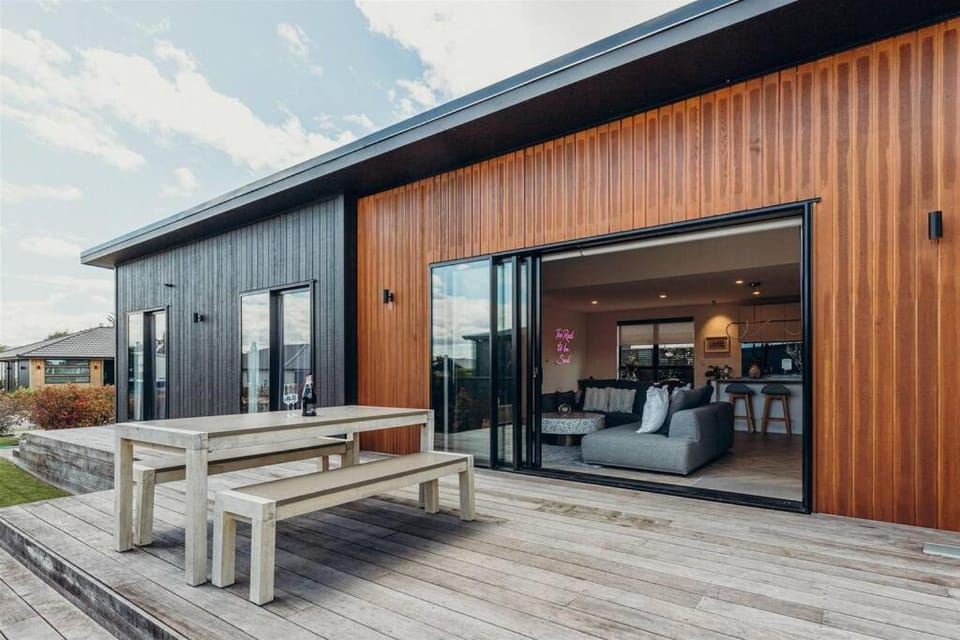 Pool & Tennis Court - Pinot Grove House in Martinborough