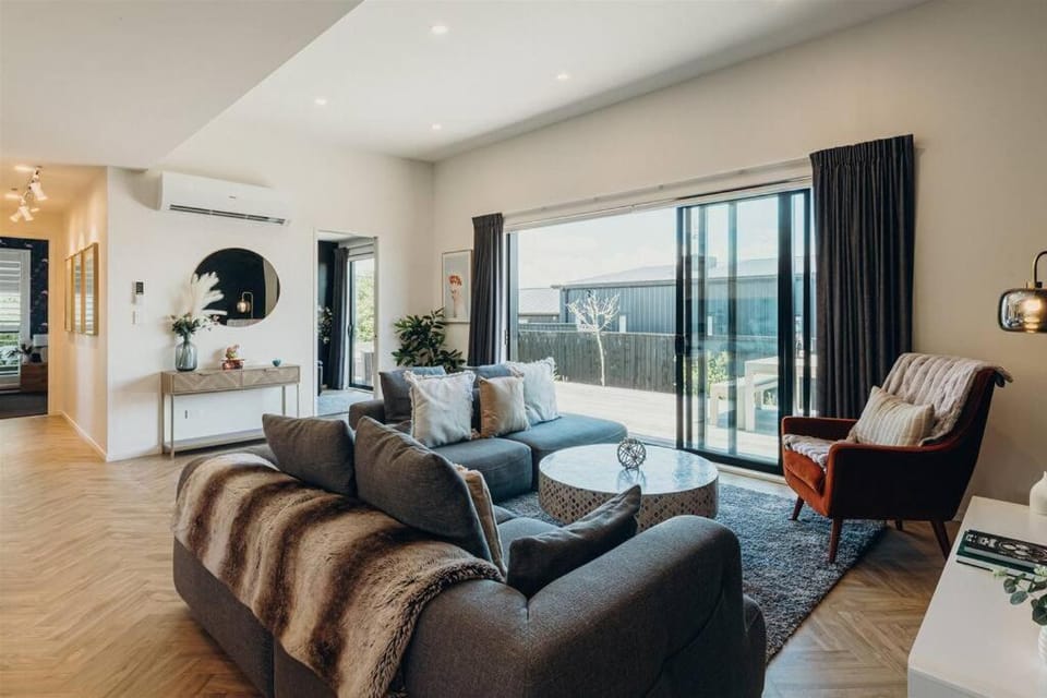 Pool & Tennis Court - Pinot Grove House in Martinborough
