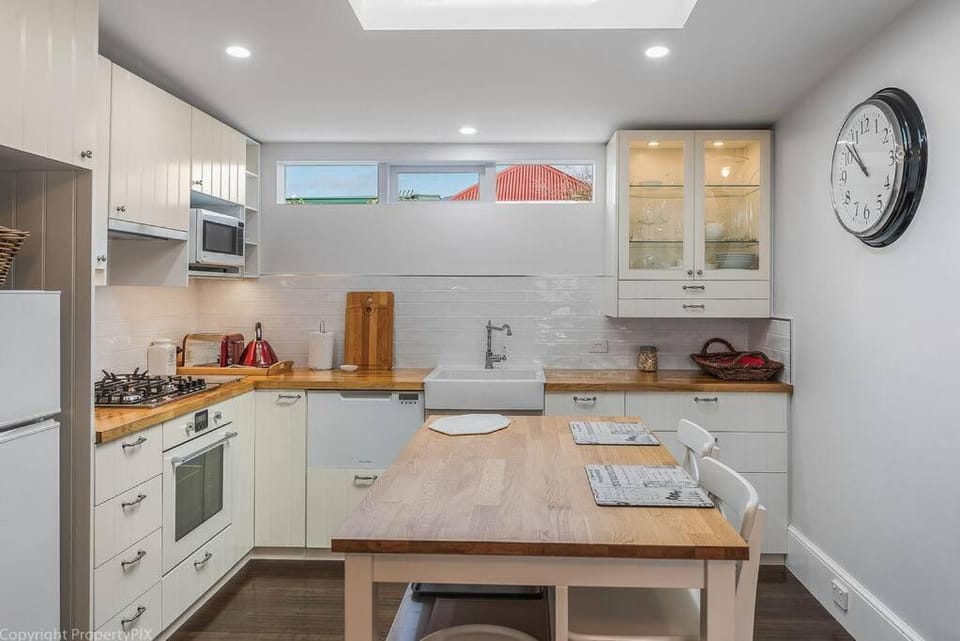 Kitchen or kitchenette, Dining area, dishwasher, stove