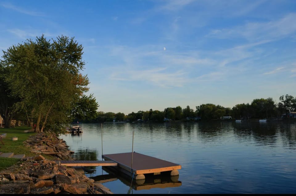 Eclectic Riverside Home 3 Season Room Large Deck House in Moline
