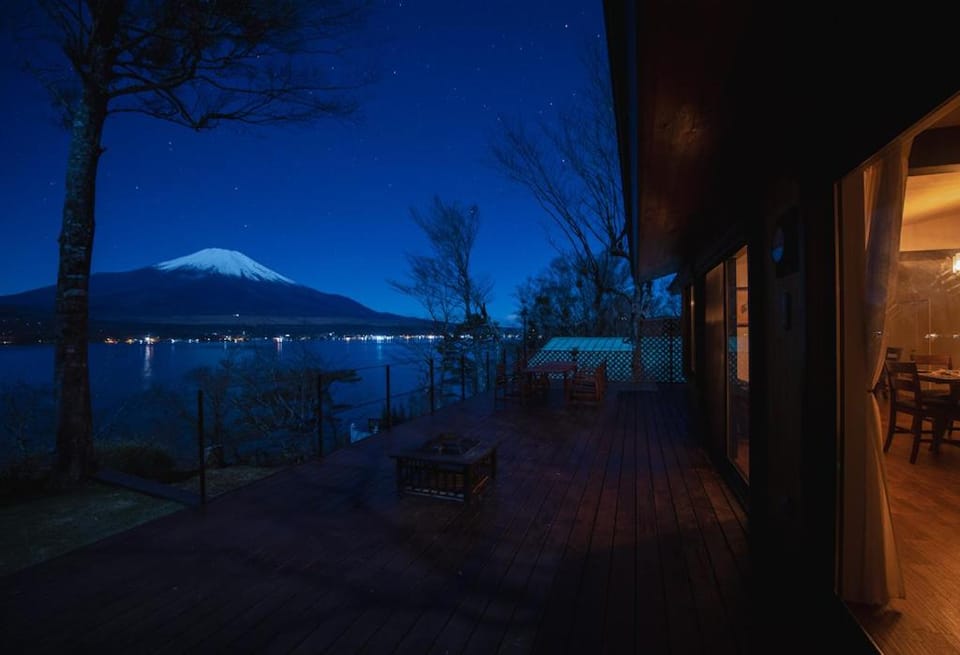 Buckeye House by the lake House in Shizuoka Prefecture