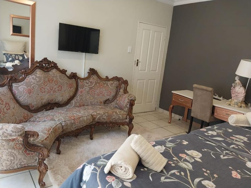 Bed, TV and multimedia, Photo of the whole room, Seating area, Bedroom, Garden view, Pool view, towels, wardrobe
