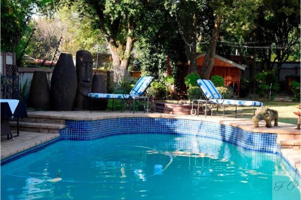 Garden, Garden, Seating area, Garden view, Pool view, Swimming pool, sunbed