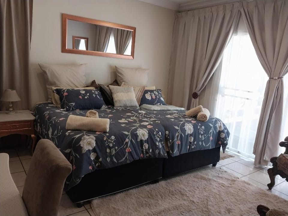 Bed, Photo of the whole room, Bedroom, Garden view, Pool view, towels, wardrobe
