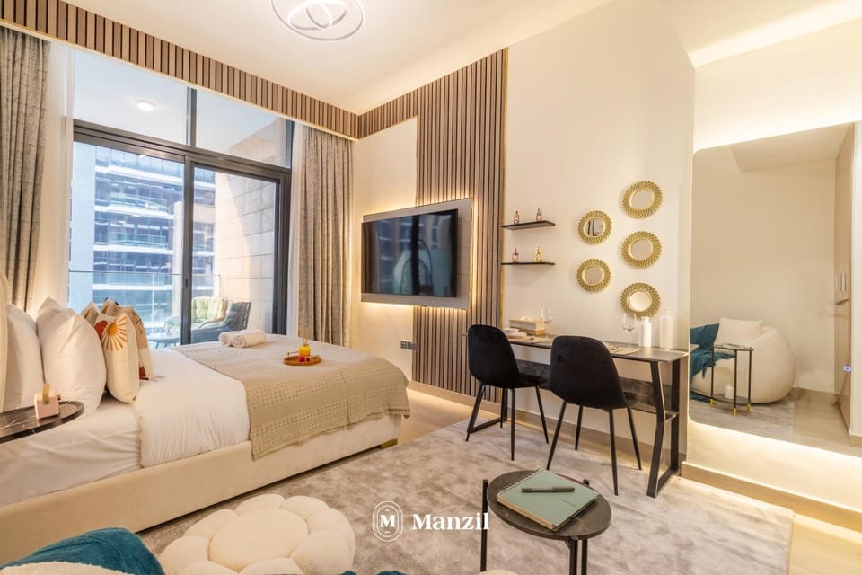 Bed, TV and multimedia, Photo of the whole room, Seating area, Bedroom