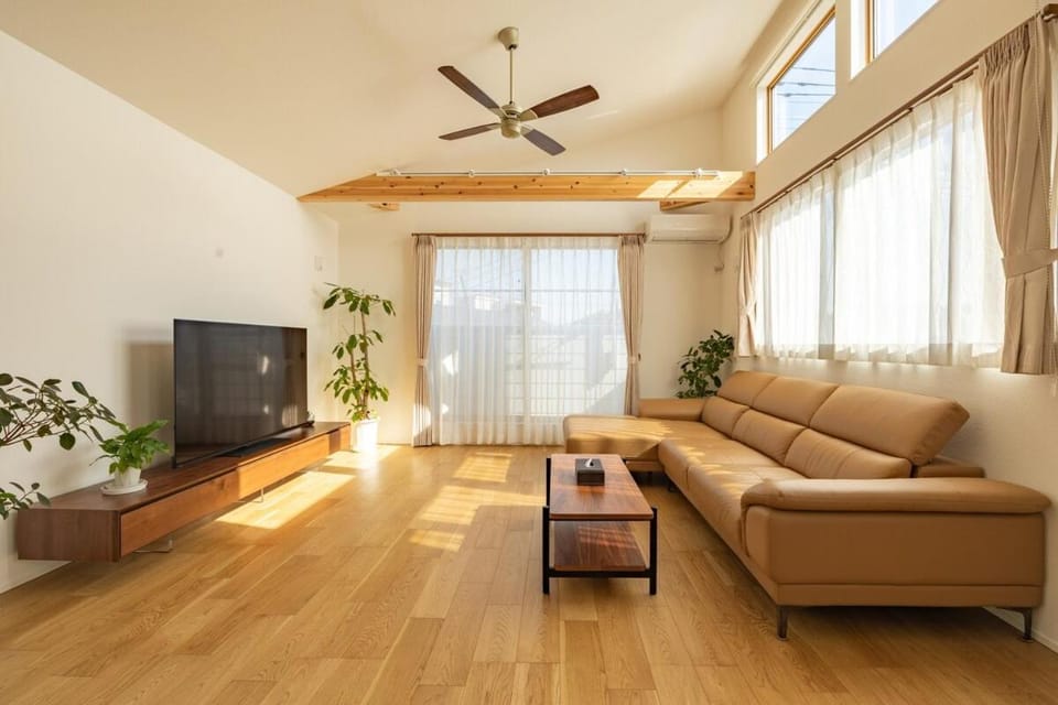TV and multimedia, Living room, Seating area, air conditioner