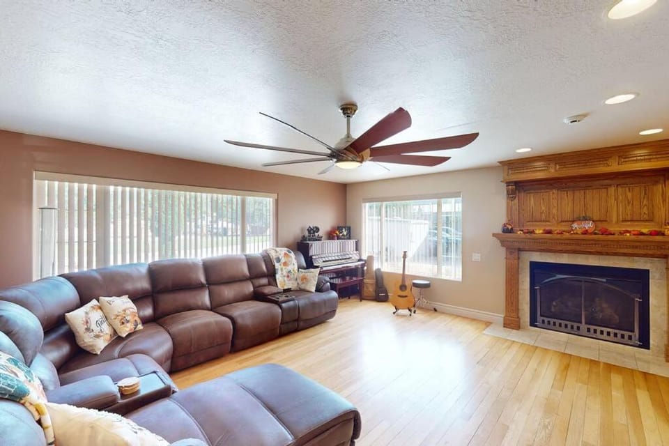 TV and multimedia, Living room, Seating area, fireplace