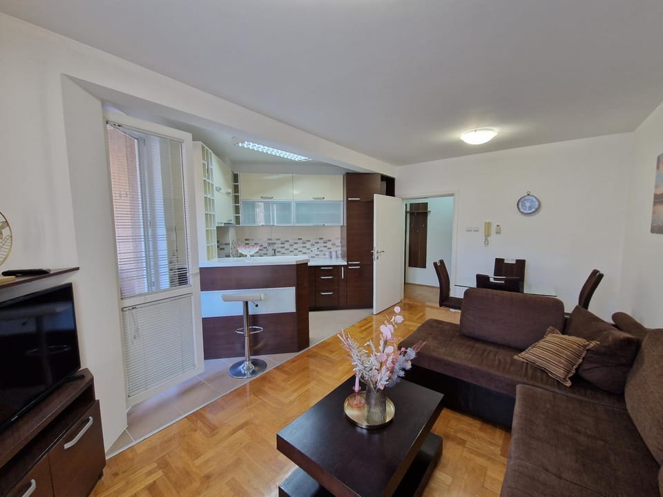 TV and multimedia, Kitchen or kitchenette, Living room, Seating area, Dining area