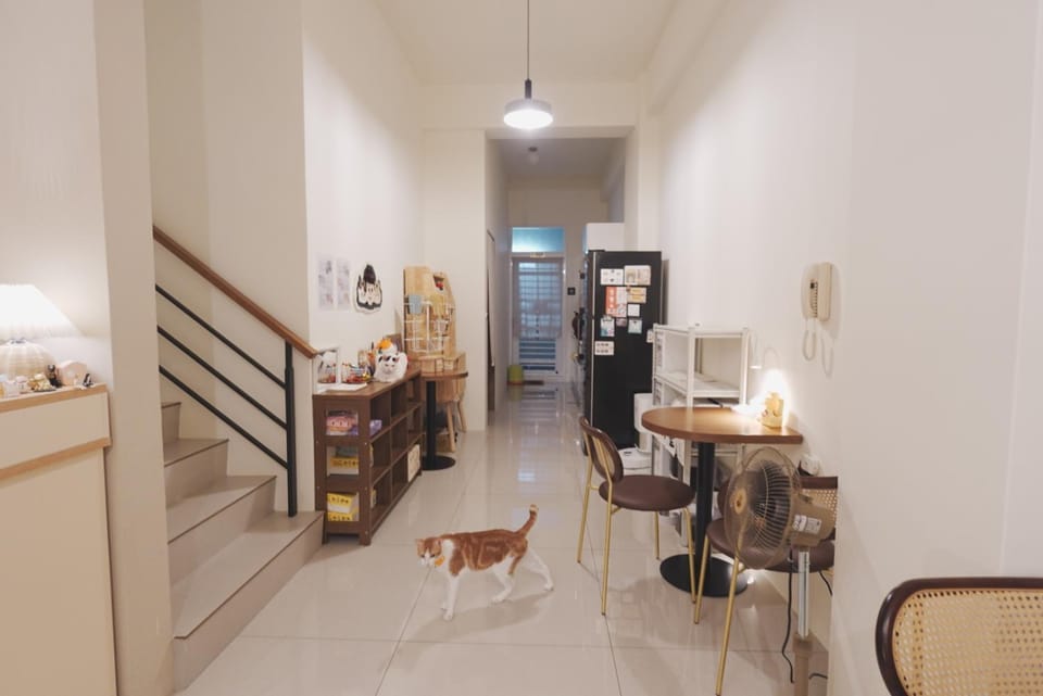 Living room, Pets