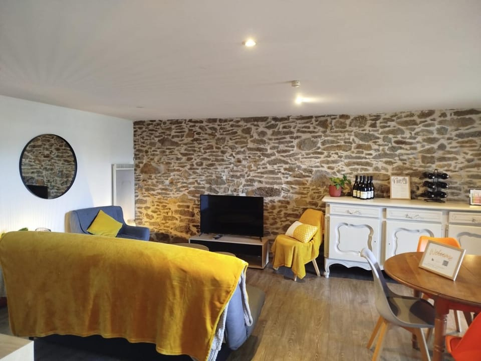 Bed, Kitchen or kitchenette, Living room, Seating area, Dining area