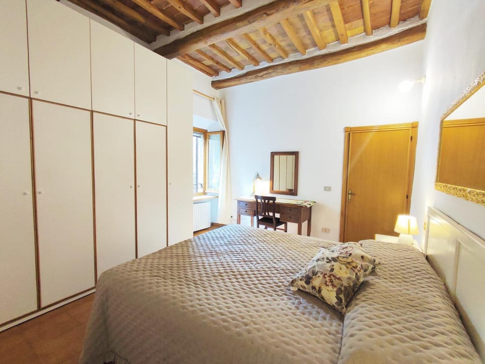 Photo of the whole room, Bedroom, wardrobe