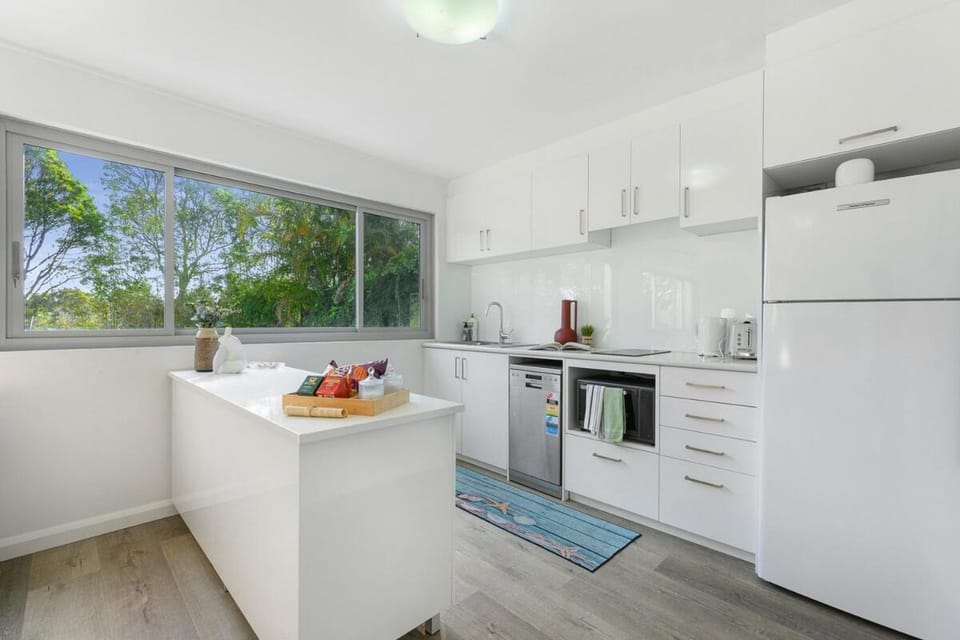 Collaroy 3Br Beach Home with Large Pool Ground Floor House in Sydney
