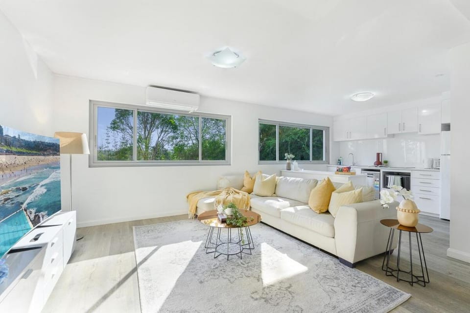 Collaroy 3Br Beach Home with Large Pool Ground Floor House in Sydney