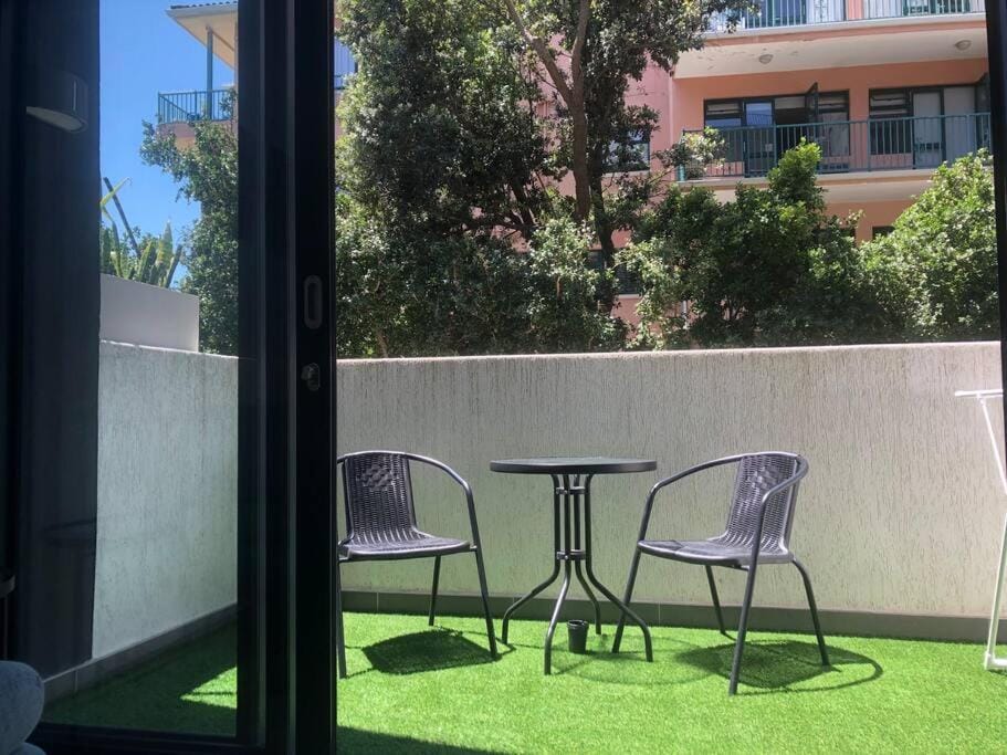Seapoint apartment - Pool - Gym - Balcony Apartment in Sea Point