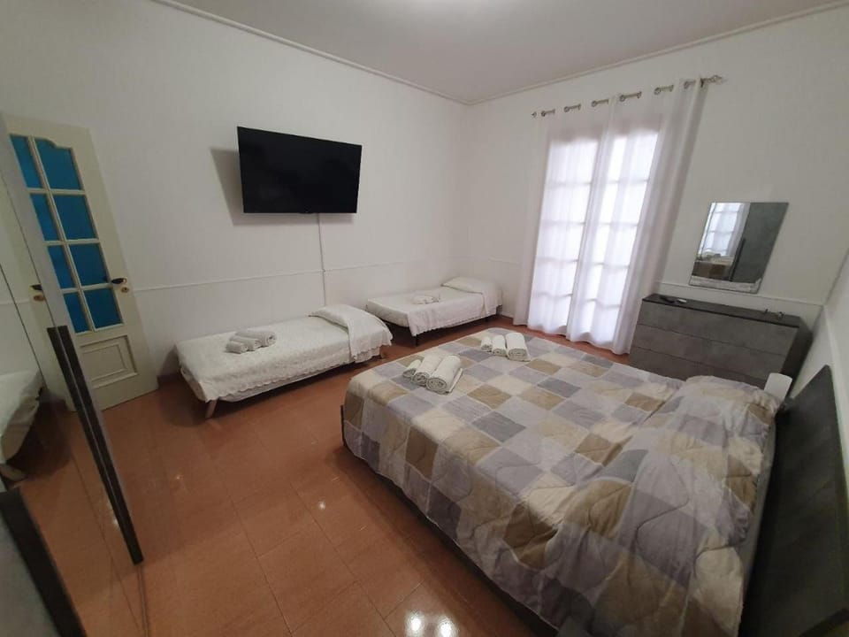 Bed, TV and multimedia, Bedroom