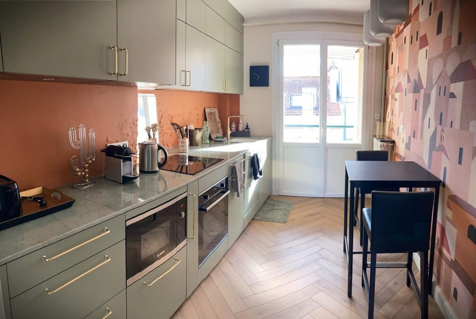 Coffee/tea facilities, oven, kitchen