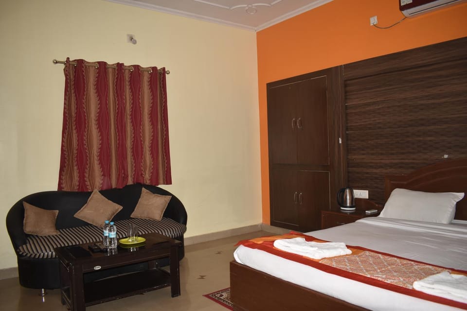 Bed, Living room, Photo of the whole room, Seating area, Bedroom