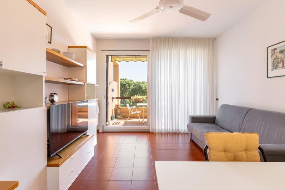TV and multimedia, Kitchen or kitchenette, Living room, Seating area, Dining area