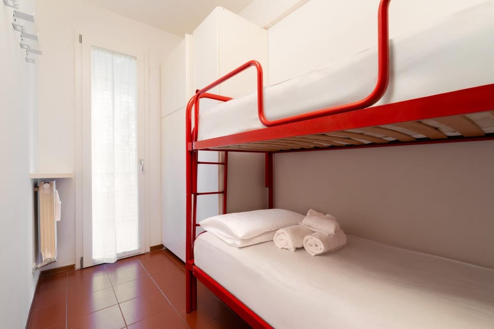 Bed, Photo of the whole room, Bedroom, bunk bed, towels