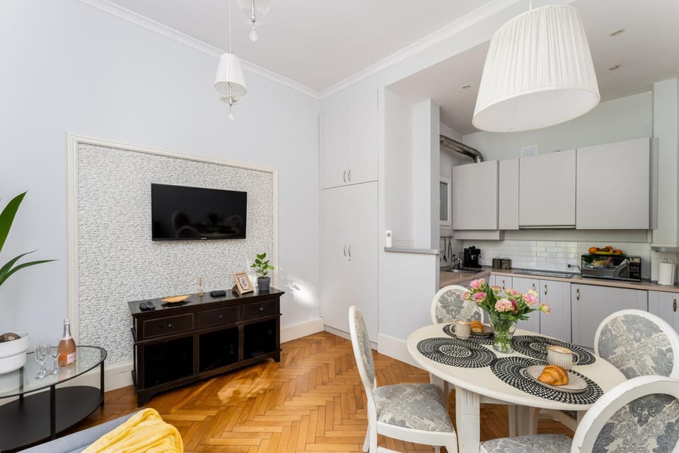 TV and multimedia, Kitchen or kitchenette, Living room, Seating area, Dining area, stove