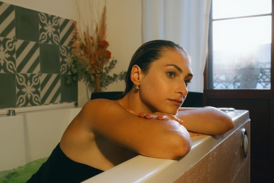 People, Hot Tub, Spa and wellness centre/facilities
