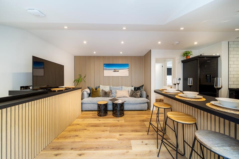 TV and multimedia, Seating area, Dining area