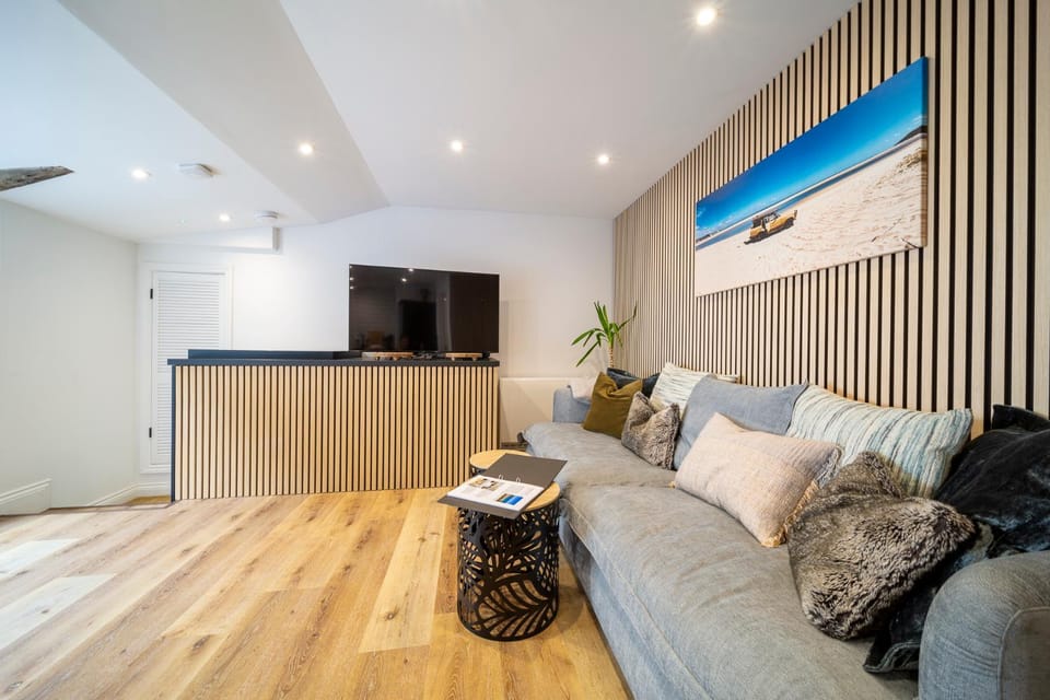 TV and multimedia, Living room, Seating area, Evening entertainment