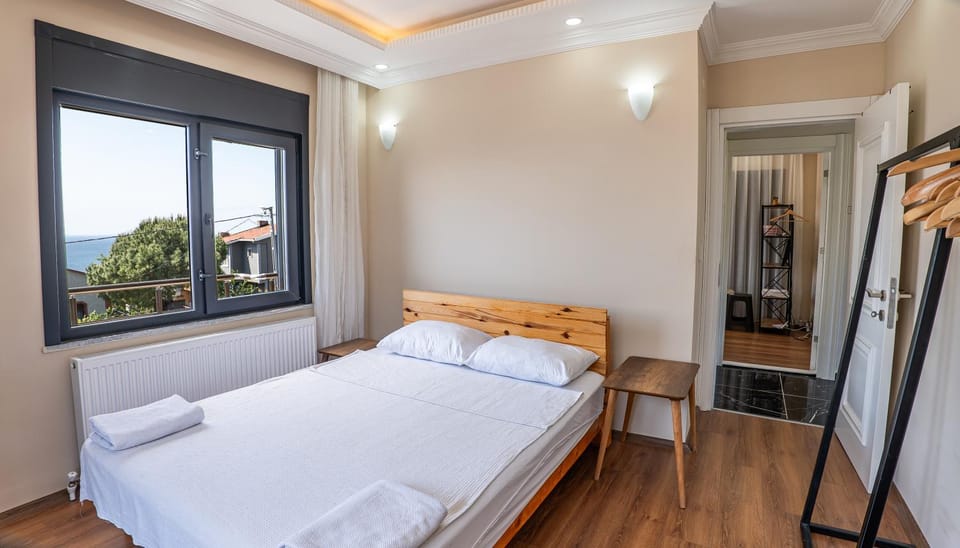 Bed, Bedroom, Sea view, towels