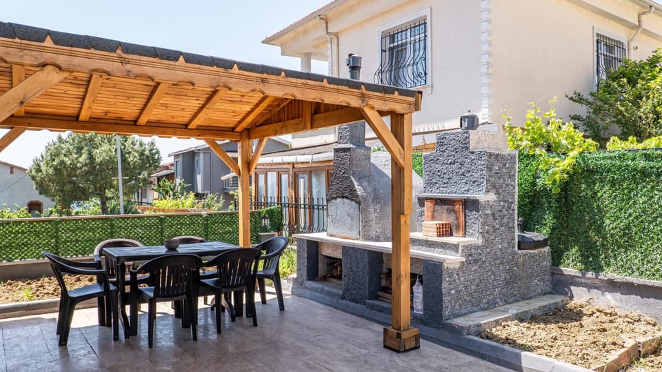 Spring, Day, BBQ facilities, Garden, View (from property/room), Dining area, Garden view