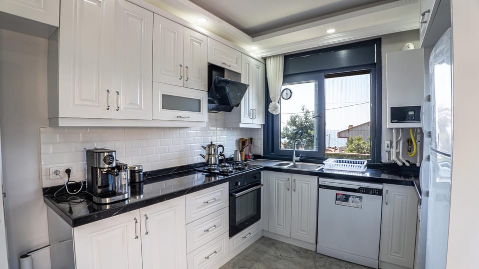 Coffee/tea facilities, Kitchen or kitchenette, dishwasher, oven, stove, toaster