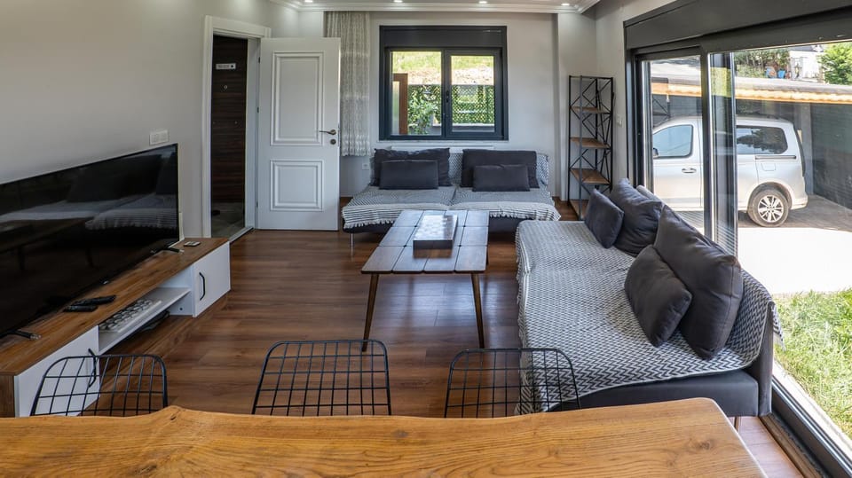 Communal lounge/ TV room, Day, TV and multimedia, Living room, Seating area, Dining area