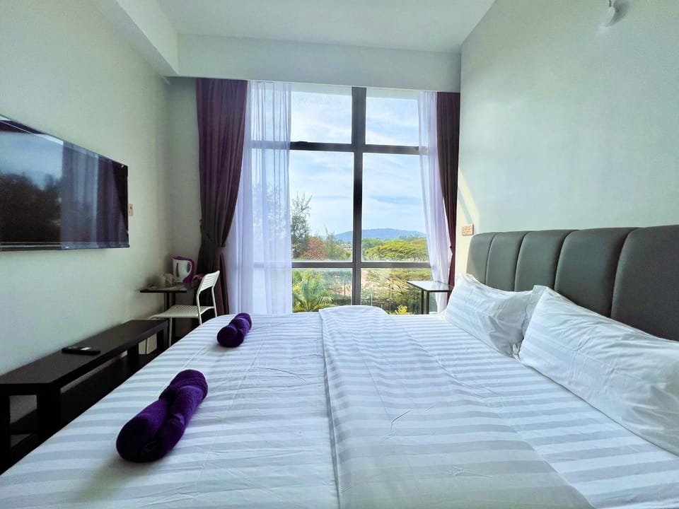Bed, TV and multimedia, Photo of the whole room, Bedroom, towels