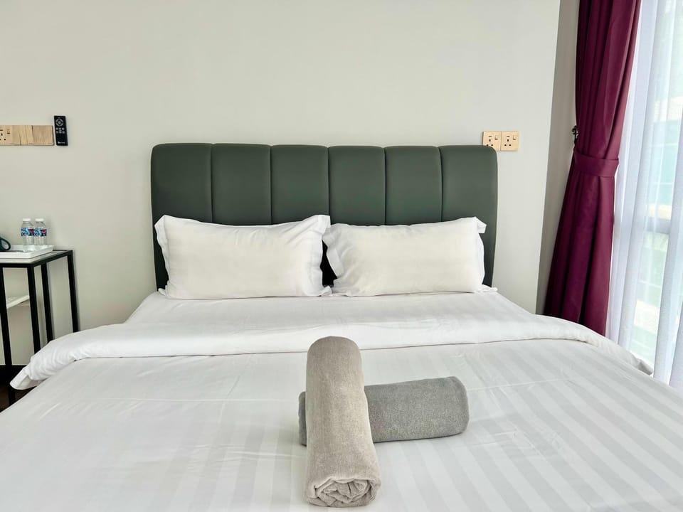 Bed, Photo of the whole room, Bedroom, towels