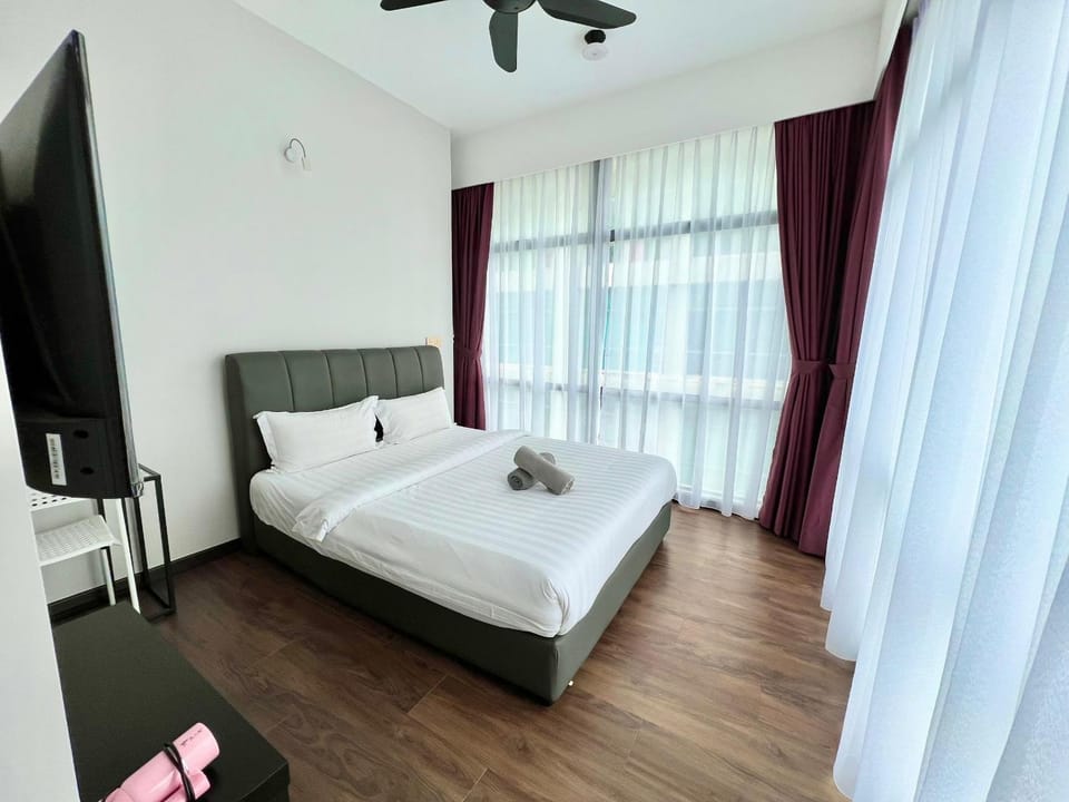 Bed, TV and multimedia, Photo of the whole room, Bedroom