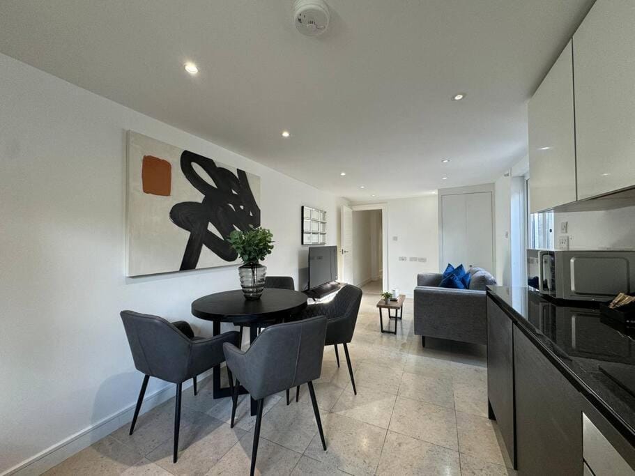 Trendy 2BR 2BA Flat in Crystal Palace Apartment in London Borough of Croydon