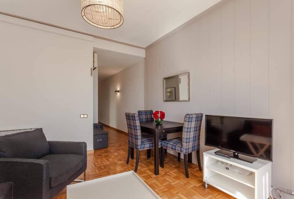 TV and multimedia, Living room, Seating area, Dining area
