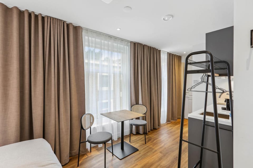 Bed, Dining area
