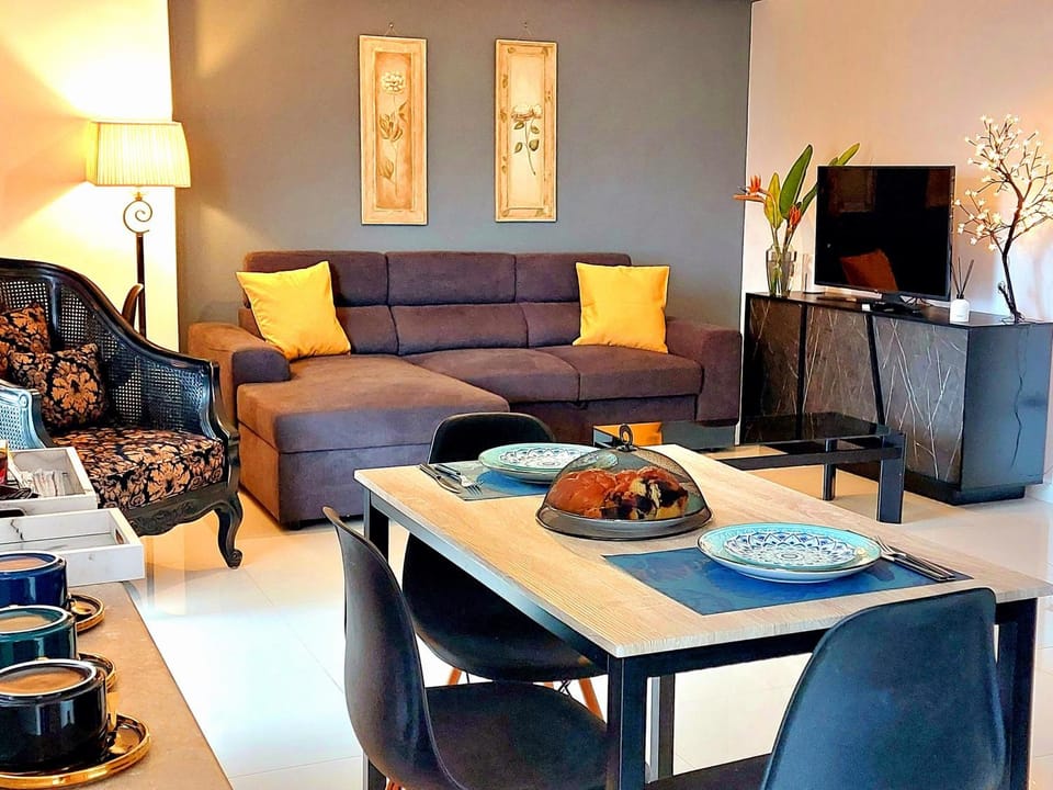 TV and multimedia, Living room, Seating area, Dining area