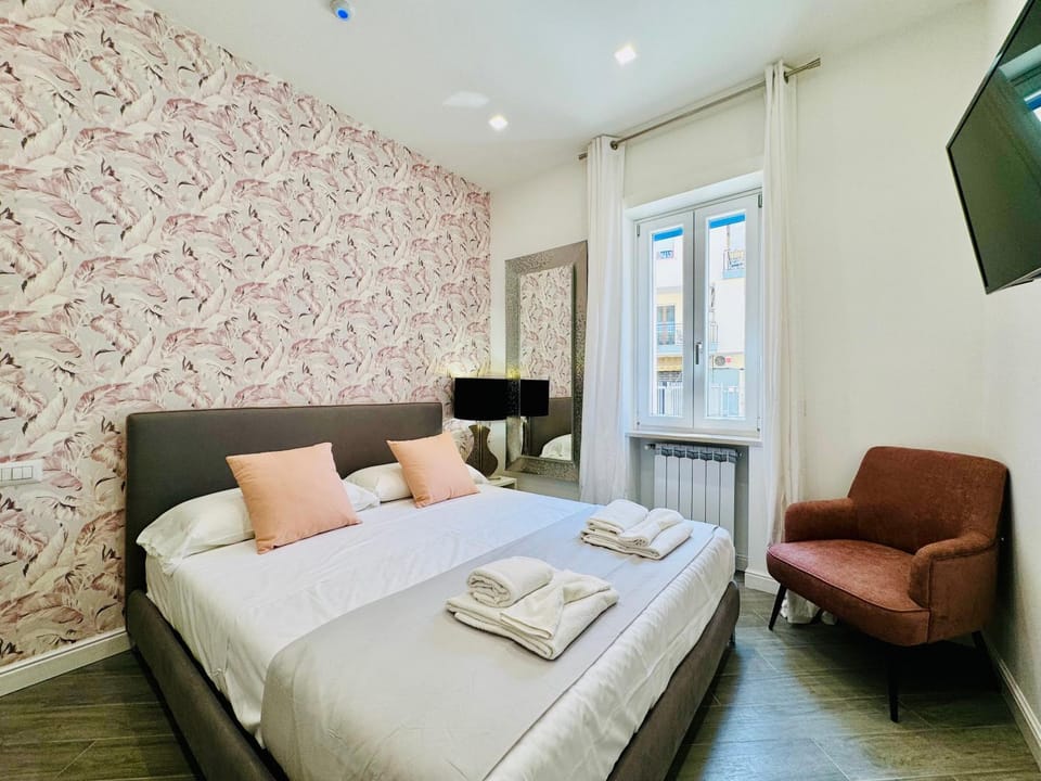 Bed, TV and multimedia, Photo of the whole room, Bedroom, towels