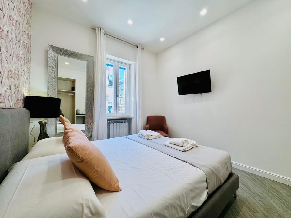 Bed, TV and multimedia, Photo of the whole room, Bedroom, towels