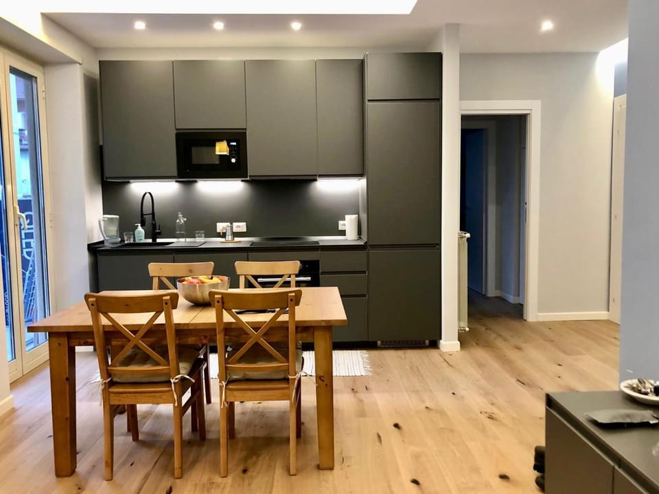 Kitchen or kitchenette, Dining area, oven, stove