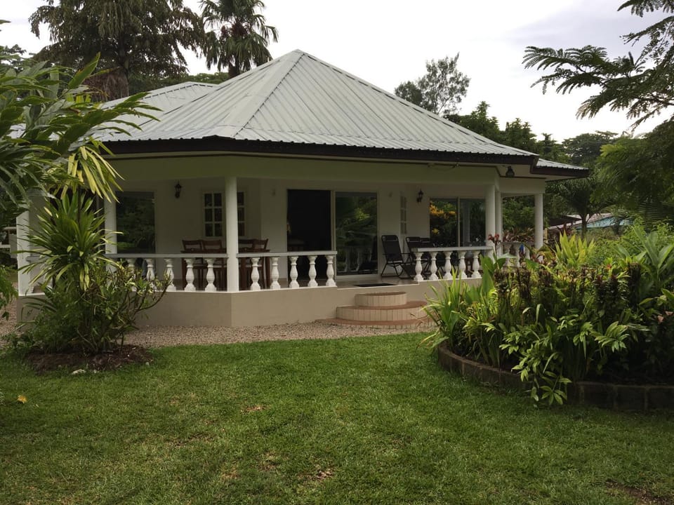 Facade/entrance, Day, Garden