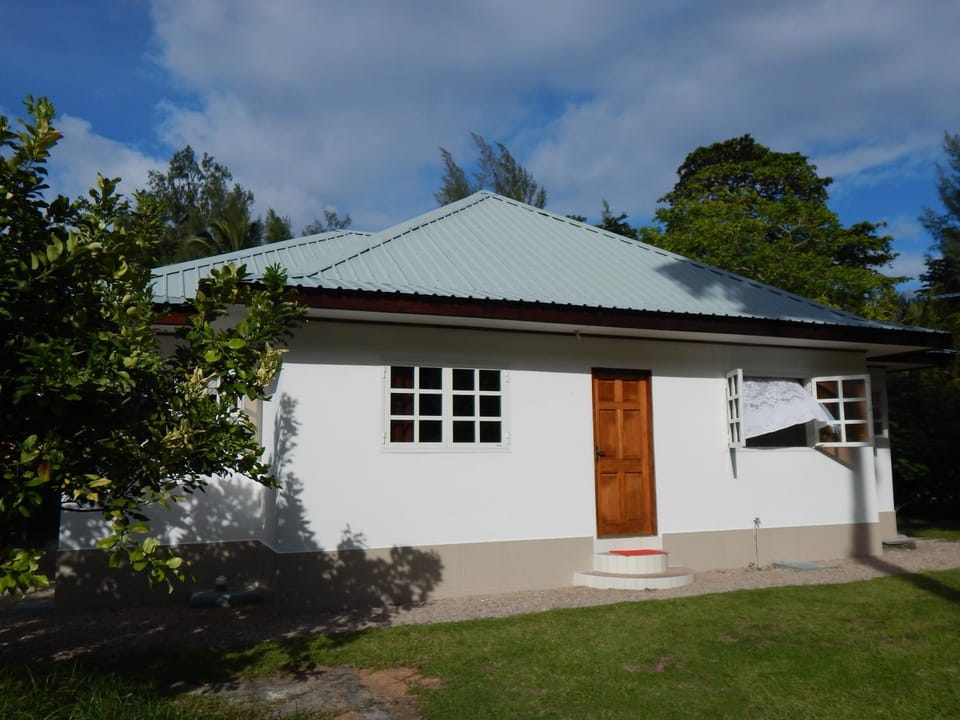 Facade/entrance, Day, Garden