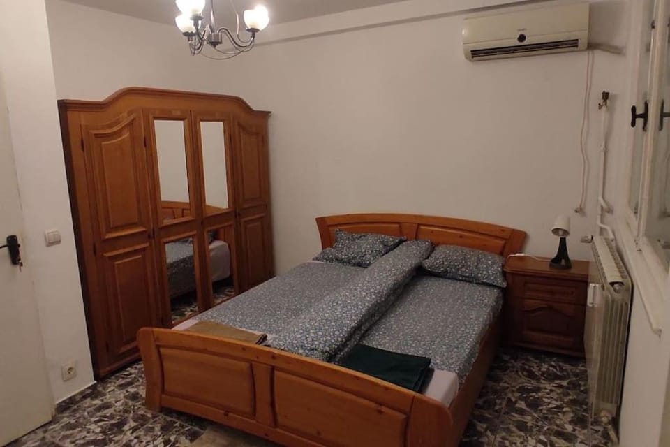 Bed, Living room, Photo of the whole room, Bedroom, internet, wardrobe, air conditioner