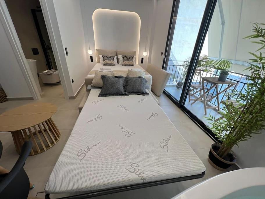 BlueMotion - PortSuite 5A Free Airport Transportation Apartment in Pireas