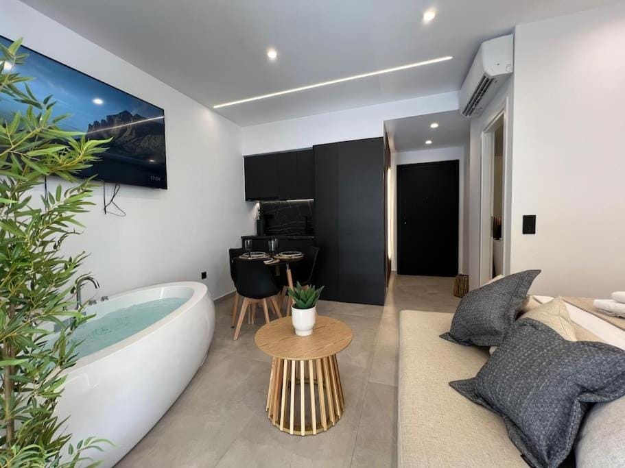 BlueMotion - PortSuite 5A Free Airport Transportation Apartment in Pireas