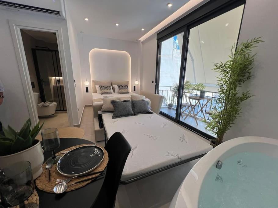 BlueMotion - PortSuite 5A Free Airport Transportation Apartment in Pireas